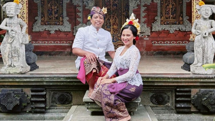 Indah Permatasari bergaya pakai kebaya Bali.