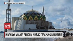 VIDEO: Indahnya Wisata Religi di Masjid Terapung BJ Habibie