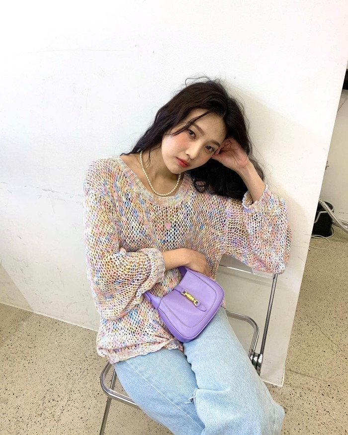 Ingin tampil casual saat bukber? Kamu bisa memakai long sleeve knit, loose jeans warna soft blue, serta sneakers atau flat shoes untuk melengkapi look kamu. Tak lupa mini sling bag warna lilac agar tampilan kamu lebih manis./ Foto: instagram/_imyour_joy