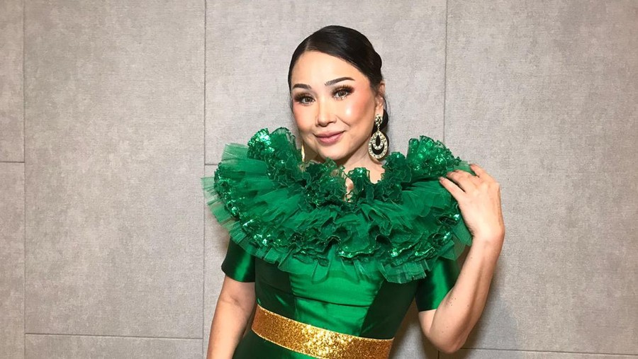 Wajah Titi DJ auto kencang kembali pasca oplas antiaging di Korsel. Begini wajah barunya.