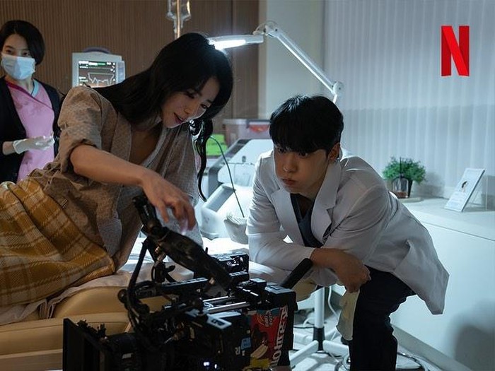 Lim Ji Yeon dan Lee Do Hyun di balik layar The Glory