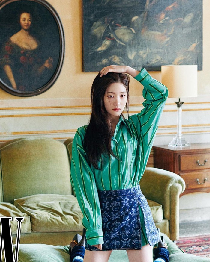 Menindaklanjuti aktivitas sebagai model, sang aktris melakukan pemotretan bersama majalah W Korea untuk edisi Maret. Dalam berbagai pictorial yang dirilis, sang aktris tampil menawan dalam balutan koleksi pakaian ETRO./ Foto: instagram.com/j_chaeyeoni