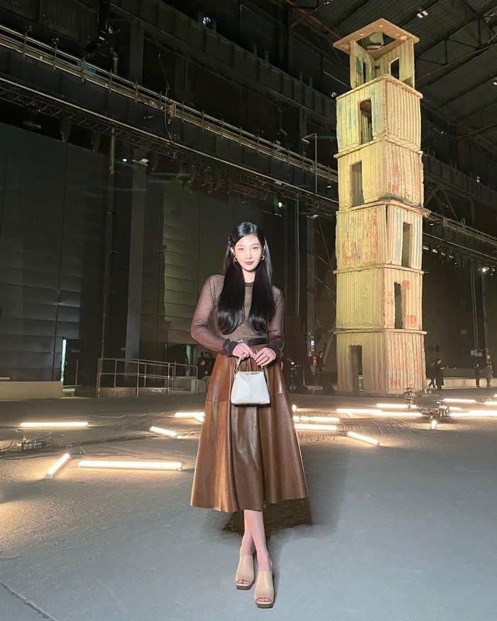 Outfit Joy di acara Milan Fashion Week ini juga bisa kamu jadikan inspirasi untuk tampil elegan dan classy saat bukber nanti. Kamu cukup memakai rok midi dan atasan long sleeve warna senada, serta sepatu platform warna cream./ Foto: instagram/_imyour_joy