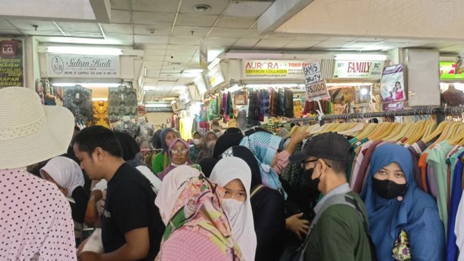 Pasar Tanah Abang, Jakarta pada pekan kedua bulan Ramadhan sudah dipadati pengunjung yang berburu baju lebaran.