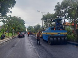 Lubang Maut di Jalan Denpasar-Gilimanuk Ditambal Jelang Arus Mudik