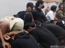 Puluhan Pesilat Gresik Pelaku Tawuran Bersimpuh Menangis di Pangkuan Ortu