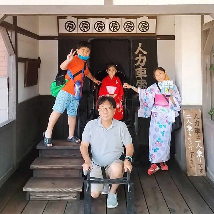 <p>Setelah menikah, Lastmi dikaruniai dua orang anak perempuan dan satu orang anak laki-laki. Ia pun hidup bahagia bersama keluarganya di Negeri Sakura.  (Foto: Instagram: @dewi_lastmi)</p>