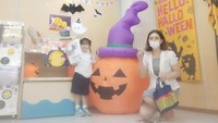 <p>Lastmi kerap membagikan potretnya bersama ketiga anaknya pada laman Instagram. Mulai dari merayakan ulang tahun, pergi berlibur, hingga jalan-jalan ke mall. (Foto: Instagram: @dewi_lastmi)</p>