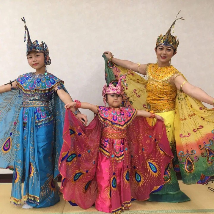 <p>Meski sudah tinggal di Jepang, Lastmi sama sekali tidak melupakan kebudayaan di Indonesia, Bunda. Pada beberapa unggahannya, Lastmi terlihan melestarikan budaya tari asal Indonesia dan mengajarkannya pada anak-anak. (Foto: Instagram: @dewi_lastmi)</p>