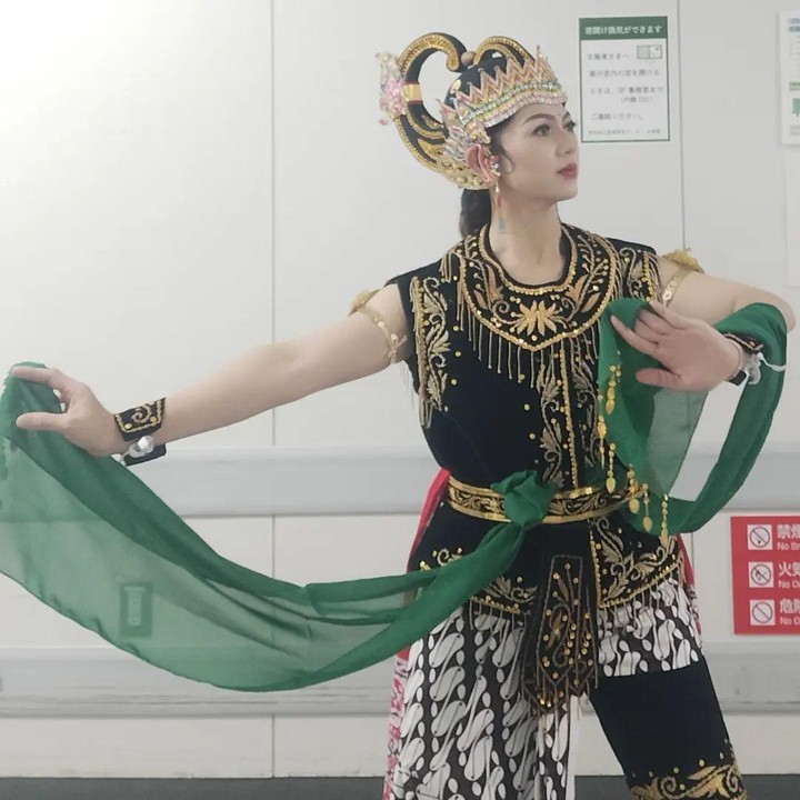 <p>"Wow luar biasa, keren bawa tarian Indonesia di Jepang dan Kakak punya hati baik yang tulus. Sukses selalu ya kakak dengan semua talenta dan semakin jadi berbakat," kata seorang netizen. "Keren kak, sukses selalu kak Lastmi dan Fidei Market di sana," ungkap netizen lainnya. (Foto: Instagram: @dewi_lastmi)</p>