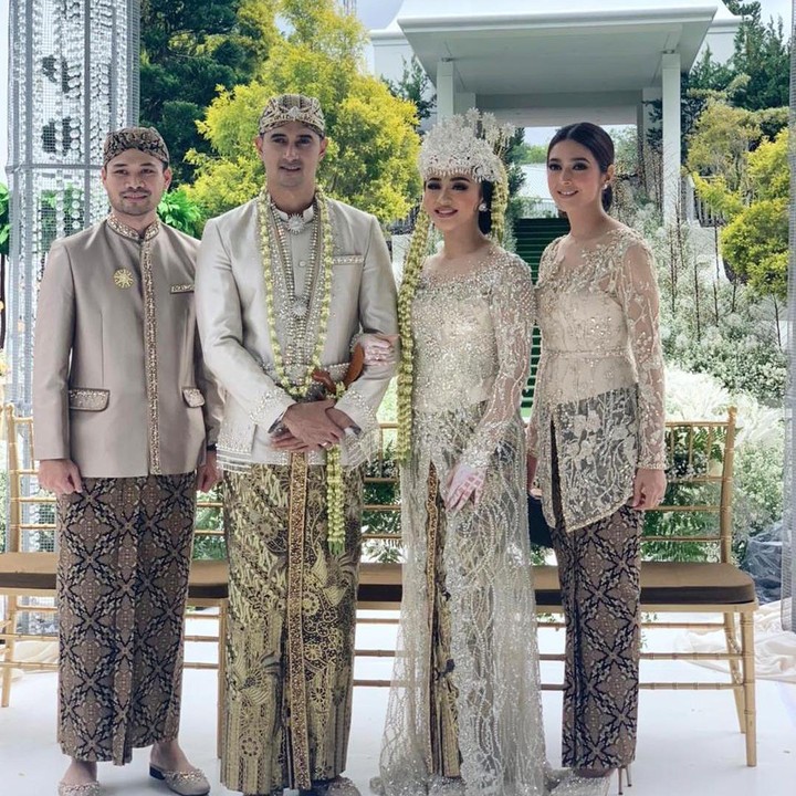 <p>Margin dan Ali menikah pada Februari 2021 lalu, Bunda. Di hari pernikahannya ini, Nabila dan sang suami, Rshwara Argya Ardinal, turut berbahagia. Keempatnya mengabadikan foto bersama. (Foto: Instagram: @nsyakieb85)</p>