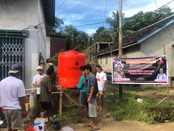 Relawan Ganjar Beri Bantuan Toren & Mesin Air untuk Warga di Kalbar