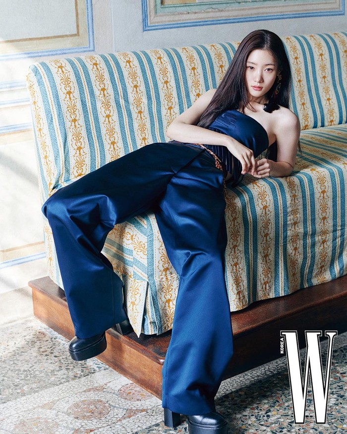 Sementara itu, Jung Chae Yeon kini lebih disibukkan dengan kegiatan modelling untuk berbagai brand pakaian seperti ETRO dan On and On sejak terakhir kali membintangi drama Golden Spoon pada 2022 lalu./ Foto: instagram.com/j_chaeyeoni