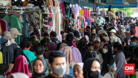 FOTO: Skybridge Tanah Abang Mulai Ramai di Minggu Kedua Ramadan