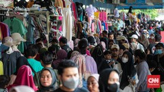 FOTO: Skybridge Tanah Abang Mulai Ramai di Minggu Kedua Ramadan