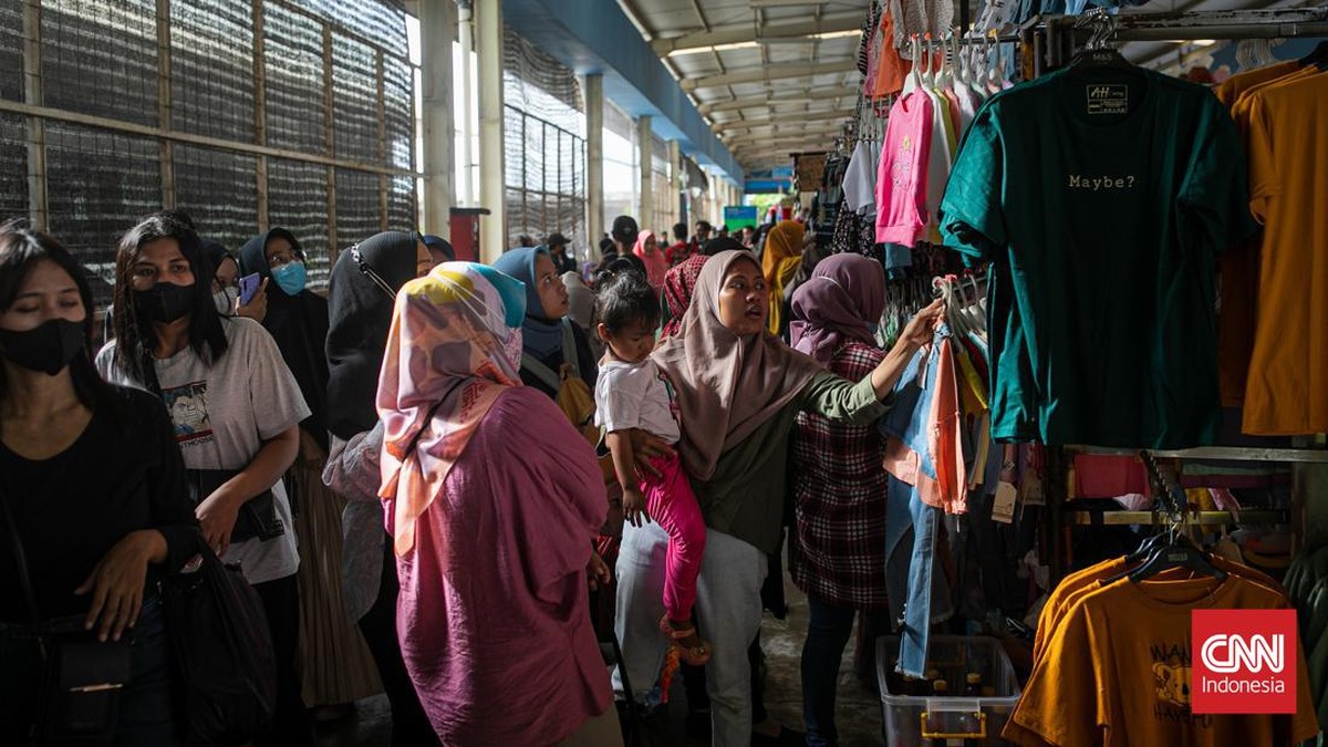 FOTO: Skybridge Tanah Abang Mulai Ramai di Minggu Kedua Ramadan