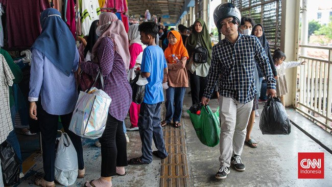 FOTO: Skybridge Tanah Abang Mulai Ramai di Minggu Kedua Ramadan
