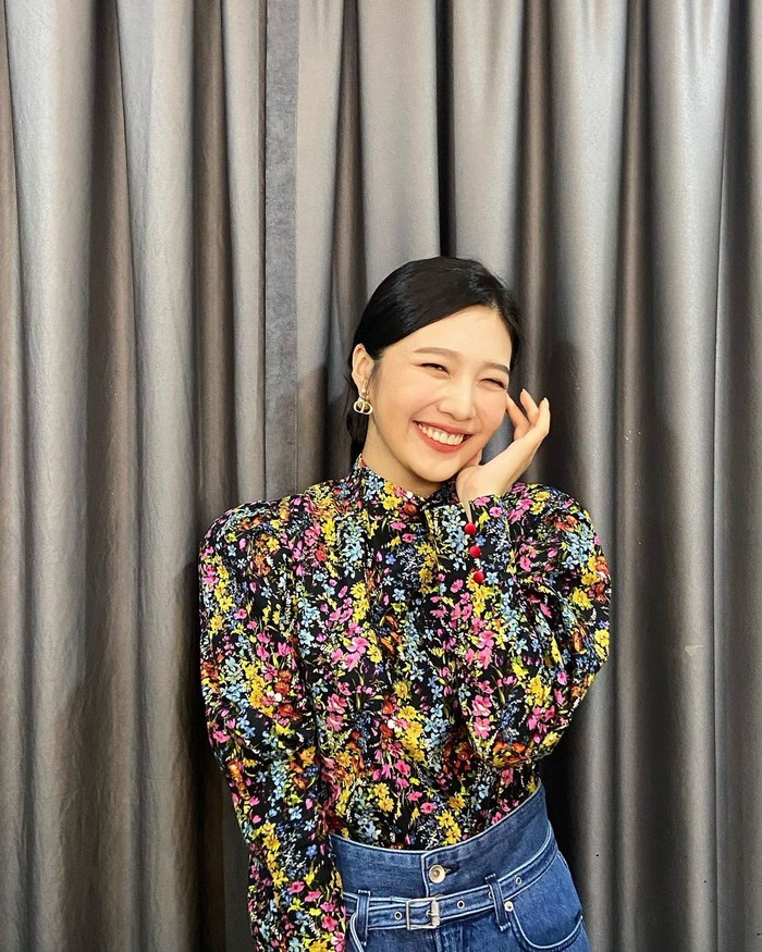 Tampil lebih fresh dan ceria dengan floral blouse dan highwaist jeans. Untuk look ini, kamu bisa memadukannya dengan hijab warna senada dan high heels atau flat shoes. Sangat simple, kan?/ Foto: instagram/_imyour_joy