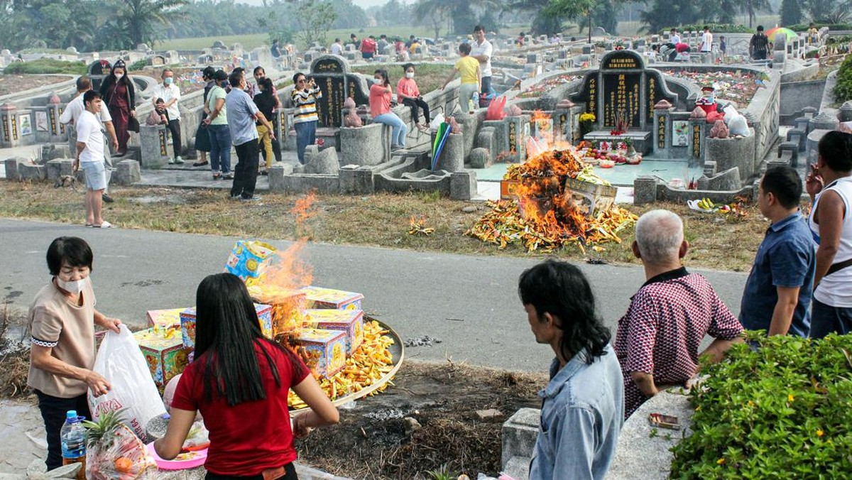 FOTO: Ritual Ceng Beng, Penghormatan untuk Leluhur Tionghoa