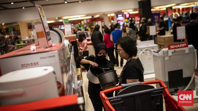 Pembeli di Transmart Cempaka Putih, Jakarta, memborong berbagai kebutuhan, mulai dari daging sapi hingga televisi, saat Ramadan Midnight Sale, Sabtu (1/4).