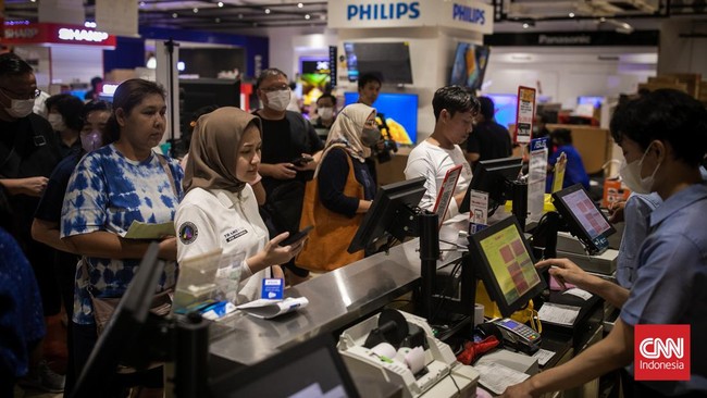 Pengunjung Transmart Cempaka Putih, Jakarta Pusat mengaku antusias menyambut promo Ramadan Midnight Sale yang memberikan diskon 20 persen.