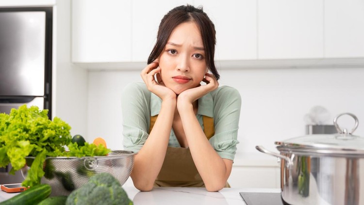 1442444785 Portrait of a housewife in the kitchen at home
