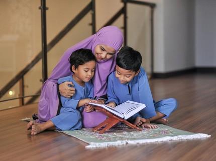 9 Keutamaan Membaca Al-Qur'an di Bulan Ramadan untuk Diajarkan pada Anak