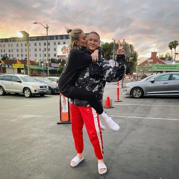 Cium-Peluk Mesra, 7 Potret Agnez Mo Bucin dengan Pacar Berondong Beda Agama