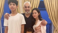 <p>Aktris Bunga Zainal dikaruniai dua anak dari pernikahannya dengan seorang produser berdarah India, Sukhdev Singh. Mereka adalah Karan Pradhi Singh dan Harrneel Pradhi Singh. (Foto: Instagram @bungazainal05)</p>