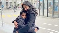 <p>Bunga Zainal juga memiliki anak laki-laki yang tak kalah tampan. Dia adalah Harneel Pradhi Singh yang sangat dekat dengan ibunda. "Cuma dia yg masih bisa di uyel-uyel," kata Bunga. (Foto: Instagram @bungazainal05)</p>