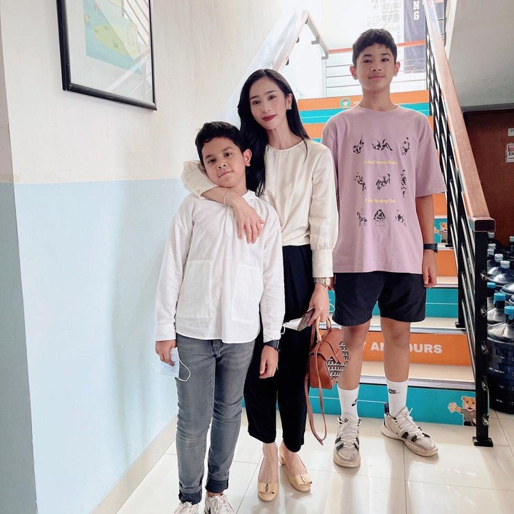 <p>Sebagai Bunda, Bunga Zainal selalu menyempatkan diri untuk hadir di momen penting anak-anaknya. Seperti ketika melihat penampilan Harneel yang unjuk bakat di sekolah. "Hari ini perfom piano di sekolah dan ade bawain lagu ciptaan sendiri, ya walaupun mami bingung lagu apa yang ade mainin tapi mami tapi mami tetep bangga padamu nak," tutur Bunga (Foto: Instagram @bungazainal05)</p>