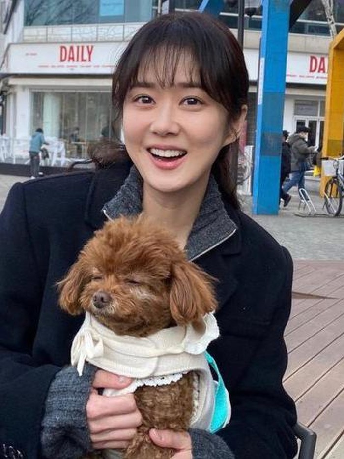 Bahkan di foto-foto terbaru yang ia bagikan di akun instagram pribadinya, Jang Nara juga banjir pujian dari netizen, yang mengagumi wajahnya bak gadis usia 20 tahunan tersebut./ foto: instagram.com/nara0318