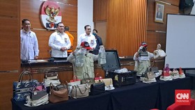 KPK Pamerkan Deretan Tas Mewah Sitaan Rafael, dari Dior hingga Hermes