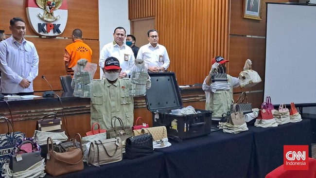 KPK menyebut semua perkara ini berawal sejak 2005 saat Rafael Alun Trisambodo diangkat sebagai Penyidik Pegawai Negeri Sipil (PPNS) di Ditjen Pajak.