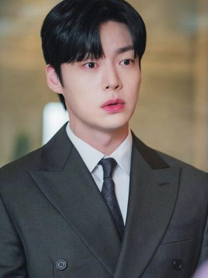 Dalam drama The Real Has Come ini, Ahn Jae Hyun berperan sebagai dokter kandungan bernama Tae Kyung, yang menjalani hubungan palsu dengan seorang ibu tunggal./ foto: instagram.com/kbsdrama