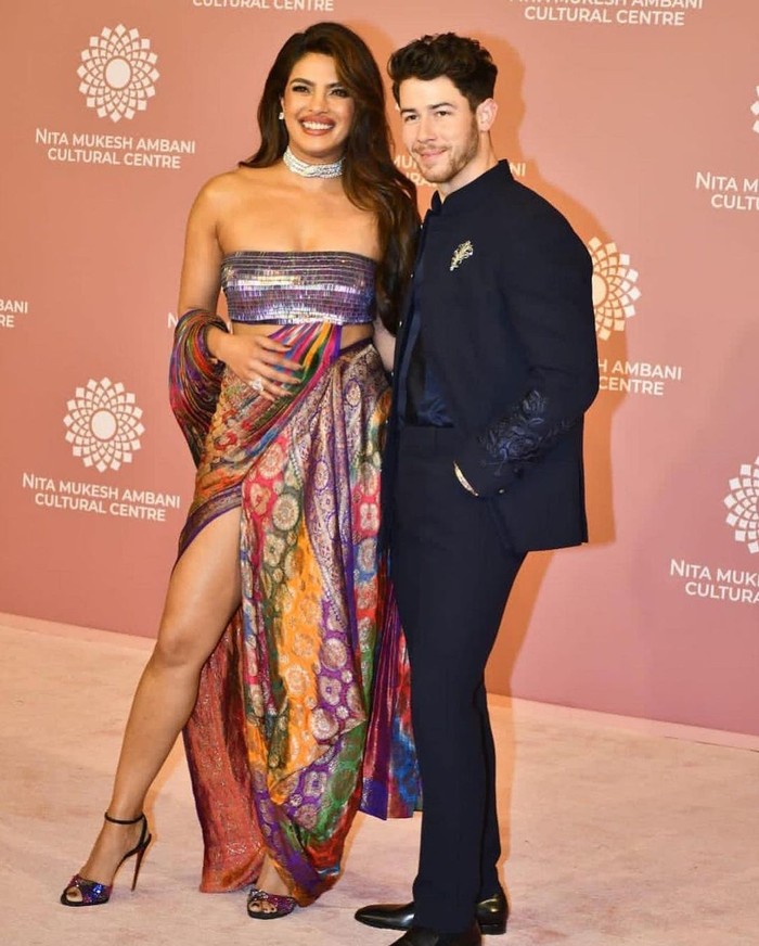 Di sisi lain, Nick Jonas rapi berbalut tuxedo kreasi desainer Manish Malhotra di mana ia memadukan kemeja navy blue dengan setelan jas hitam berbordir bunga di sisi lengan dan dada. Foto: instagram.com/amitaggarwalofficial