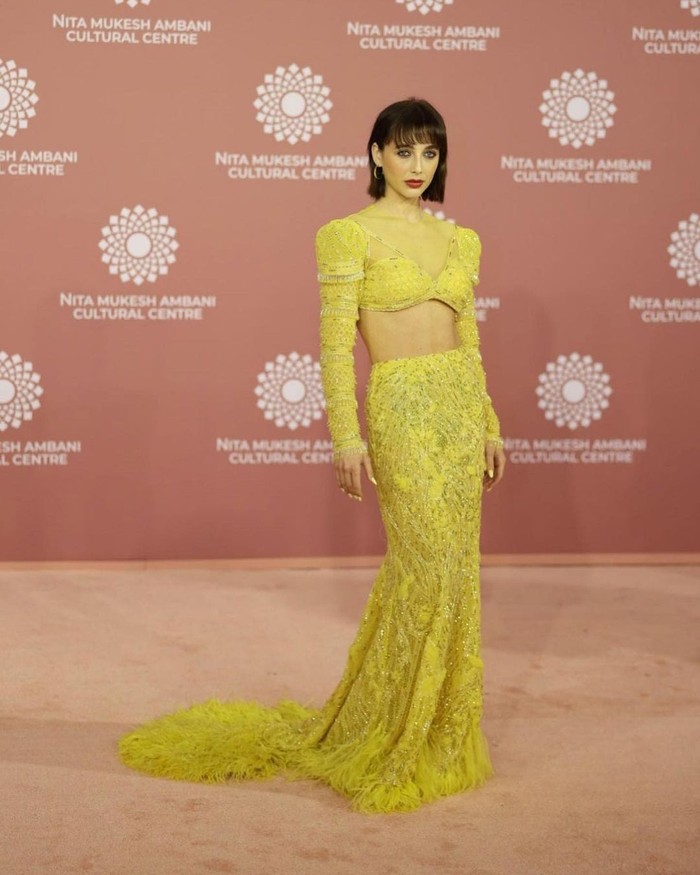 Emma Chamberlain memesona dalam setelan emas, terdiri dari atasan crop dan mermaid skirt yang mewah. Diketahui busana tersebut merupakan rancangan Falguni Shane Peacock. Foto: instagram.com/emmachamberlainsupdates