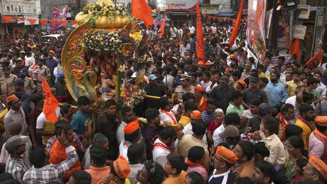 Polisi menangkap dua warga India di Kota Agra, Uttar Pradesh, karena diduga melancarkan fitnah terhadap warga Muslim terkait penyembelihan sapi.