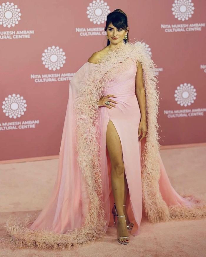 Gaun chiffon Penelope Cruz dirancang dengan aksen drape, slit, cape asimetris dengan sematan dekorasi ostrich feathers oleh desainer Tamara Ralph.Foto: instagram.com/mohiebdahabieh