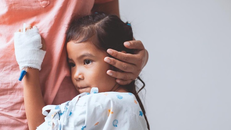 Ilustrasi Bahaya TBC pada Anak Sick asian little child girl who have IV solution bandaged hugging her mother with love in the hospital