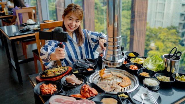 Food vlogger Mgdalenaf dihujat netizen karena mengaku tak dijamu pemilik restoran. Terlepas dari itu kapan sih food vlogger mulai dikenal?