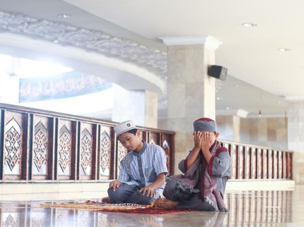 Adab dan Hukum Membawa Anak Kecil Salat Berjamaah ke Masjid dalam Islam