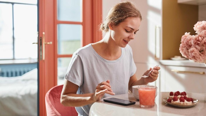 Ilustrasi Makan Dirumah/foto:pexels/Marcus Aurelius