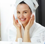 5 Rutinitas Kecantikan Pagi Hari Usai Begadang, Tetap Bisa Glowing Walaupun Kurang Tidur