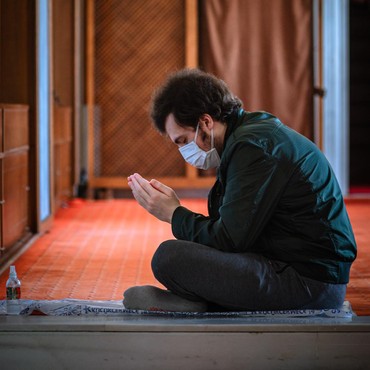 Lirik Sholawat Isyfa'lana Lengkap dengan Arab, Latin, dan Terjemahan