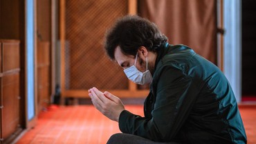 Lirik Sholawat Isyfa'lana Lengkap dengan Arab, Latin, dan Terjemahan