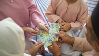 Tips Kelola THR Anak, Manfaatkan Salam Tempel dengan Bijak