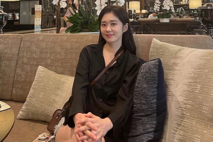 Jang Nara sendiri sempat membagikan rahasia awet mudanya, yaitu rajin melakukan pijat wajah setiap pagi dan malam, dan sebisa mungkin menghindari penggunaan makeup, kecuali ketika sedang bekerja / foto: instagram.com/nara0318