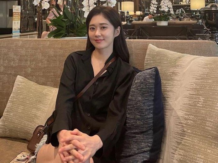 Jang Nara sendiri sempat membagikan rahasia awet mudanya, yaitu rajin melakukan pijat wajah setiap pagi dan malam, dan sebisa mungkin menghindari penggunaan makeup, kecuali ketika sedang bekerja / foto: instagram.com/nara0318