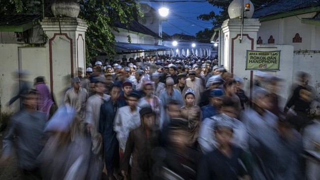 Kasat Reskrim Polres Karawang, AKP Muhammad Nazal Fawwaz mengaku tengah mendalami kasus dugaan pencabulan puluhan santri di ponpes di Karawang.